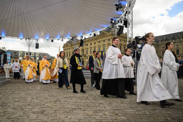 Mit einem Schlussgottesdienst ging am Sonntag (17.05.2026) auf dem Residenzplatz der 104. Deutsche Katholikentag in Wuerzburg zu Ende. Zehntausende Teilnehmerinnen und Teilnehmer haben das Christentreffen seit Mittwochabend besucht. Neben innerkirchlichen Themen wie dem Missbrauchsskandal wurde das Laientreffen von Debatten zu weltweiten Kriegen, zum Klimawandel und zur Rolle der Kirche gepraegt. (Siehe epd-Meldung vom 17.05.2026) EDITORIAL USE ONLY