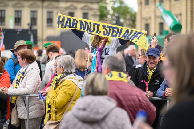 Mit einem Schlussgottesdienst ging am Sonntag (17.05.2026) auf dem Residenzplatz der 104. Deutsche Katholikentag in Wuerzburg zu Ende. Zehntausende Teilnehmerinnen und Teilnehmer haben das Christentreffen seit Mittwochabend besucht. Neben innerkirchlichen Themen wie dem Missbrauchsskandal wurde das Laientreffen von Debatten zu weltweiten Kriegen, zum Klimawandel und zur Rolle der Kirche gepraegt. (Siehe epd-Meldung vom 17.05.2026) EDITORIAL USE ONLY