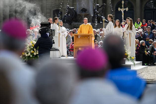 Mit einem Schlussgottesdienst ging am Sonntag (17.05.2026) auf dem Residenzplatz der 104. Deutsche Katholikentag in Wuerzburg zu Ende. (Foto: Diakon Manfred Mueller (Müller)) Zehntausende Teilnehmerinnen und Teilnehmer haben das Christentreffen seit Mittwochabend besucht. Neben innerkirchlichen Themen wie dem Missbrauchsskandal wurde das Laientreffen von Debatten zu weltweiten Kriegen, zum Klimawandel und zur Rolle der Kirche gepraegt. (Siehe epd-Meldung vom 17.05.2026) EDITORIAL USE ONLY