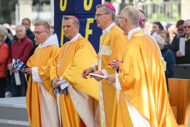 Mit einem Schlussgottesdienst ging am Sonntag (17.05.2026) auf dem Residenzplatz der 104. Deutsche Katholikentag in Wuerzburg zu Ende. (Foto: Mario Kardinal Grech (2.v.l., Generalsekretaer der Bischofssynode, und Bischof Heiner Wilmer (3.v.l.), Vorsitzende der katholischen Deutschen Bischofskonferenz (DBK)) Zehntausende Teilnehmerinnen und Teilnehmer haben das Christentreffen seit Mittwochabend besucht. Neben innerkirchlichen Themen wie dem Missbrauchsskandal wurde das Laientreffen von Debatten zu weltweiten Kriegen, zum Klimawandel und zur Rolle der Kirche gepraegt. (Siehe epd-Meldung vom 17.05.2026) EDITORIAL USE ONLY