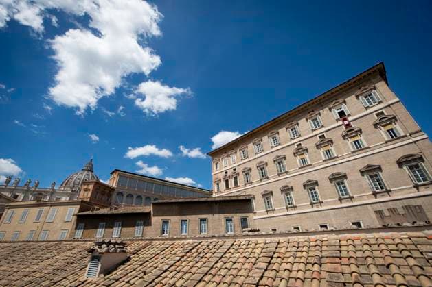 ITALY POPE LEO XIV WAVES RO THE CROWD FROM THE WINDOW OF THE APOSTOLIC PALACE OVERLOOKING ST PETER S SQUARE DURING THE ANGELUS PRAYER AT THE VATICAN 2026 5 17 Italy, Rome, Vatican, 2026 5 17 Pope Leo XIV waves to the crowd from the window of the apostolic palace overlooking St Peter s square during the Angelus prayer in the Vatican Photograph by VATICAN MEDIA Catholic Press Photo VATICAN VATICAN  Copyright: xVATICANxMEDIAxVATICANxMEDIAx 8549 8549
