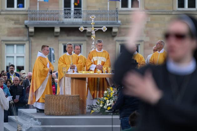 Mit einem Schlussgottesdienst ging am Sonntag (17.05.2026) auf dem Residenzplatz der 104. Deutsche Katholikentag in Wuerzburg zu Ende. (Foto v.l.: Mario Kardinal Grech, Generalsekretaer der Bischofssynode (2.v.l.); Diakon Manfred Mueller (Müller, (3.v.l.)); Bischof Heiner Wilmer, Vorsitzende der katholischen Deutschen Bischofskonferenz (DBK); Burkhard Hose (re.), Hochschulpfarrer und Vorstand von OutInChurch) Zehntausende Teilnehmerinnen und Teilnehmer haben das Christentreffen seit Mittwochabend besucht. Neben innerkirchlichen Themen wie dem Missbrauchsskandal wurde das Laientreffen von Debatten zu weltweiten Kriegen, zum Klimawandel und zur Rolle der Kirche gepraegt. (Siehe epd-Meldung vom 17.05.2026) EDITORIAL USE ONLY