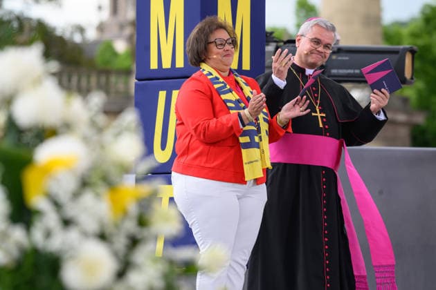 Mit einem Schlussgottesdienst ging am Sonntag (17.05.2026) auf dem Residenzplatz der 104. Deutsche Katholikentag in Wuerzburg zu Ende. (Foto: Nadine Mersch, Vorsitzende des Dioezesankomitees im Erzbistum Paderborn und Erzbischof Udo Markus Bentz, Gastgeber des 105. Deutschen Katholikentags Paderborn 2028) Zehntausende Teilnehmerinnen und Teilnehmer haben das Christentreffen seit Mittwochabend besucht. Neben innerkirchlichen Themen wie dem Missbrauchsskandal wurde das Laientreffen von Debatten zu weltweiten Kriegen, zum Klimawandel und zur Rolle der Kirche gepraegt. (Siehe epd-Meldung vom 17.05.2026) EDITORIAL USE ONLY