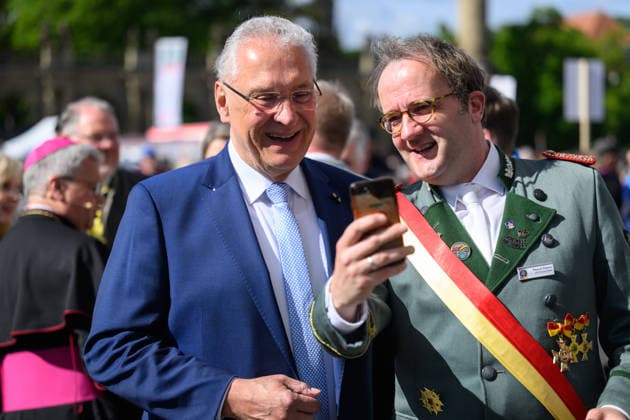 Mit einem Schlussgottesdienst ging am Sonntag (17.05.2026) auf dem Residenzplatz der 104. Deutsche Katholikentag in Wuerzburg zu Ende. (Foto links: Joachim Herrmann (CSU), Innenminister von Bayern) Zehntausende Teilnehmerinnen und Teilnehmer haben das Christentreffen seit Mittwochabend besucht. Neben innerkirchlichen Themen wie dem Missbrauchsskandal wurde das Laientreffen von Debatten zu weltweiten Kriegen, zum Klimawandel und zur Rolle der Kirche gepraegt. (Siehe epd-Meldung vom 17.05.2026) EDITORIAL USE ONLY