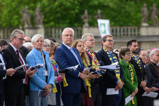 Mit einem Schlussgottesdienst ging am Sonntag (17.05.2026) auf dem Residenzplatz der 104. Deutsche Katholikentag in Wuerzburg zu Ende. (Foto: Joachim Herrmann (CSU, 4.v.l.), Innenminister von Bayern; Oberbuergermeister von Wuerzburg, Martin Heilig (Buendnis 90 Die Gruenen, 7.v.l.); Beate Gilles (8.v.l.), Generalsekretaerin der Deutschen Bischofskonferenz (DBK); ZdK-Generalsekretaer Marc Frings (9.v.l.)) Zehntausende Teilnehmerinnen und Teilnehmer haben das Christentreffen seit Mittwochabend besucht. Neben innerkirchlichen Themen wie dem Missbrauchsskandal wurde das Laientreffen von Debatten zu weltweiten Kriegen, zum Klimawandel und zur Rolle der Kirche gepraegt. (Siehe epd-Meldung vom 17.05.2026) EDITORIAL USE ONLY