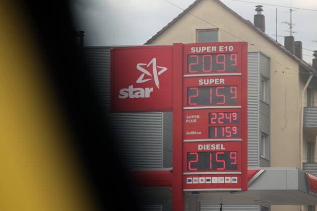 Seit dem 01.05.2026 gilt der Tankrabatt. Die Bundesregierung hat die Energiesteuer auf Benzin und Diesel bis Ende Juni gesenkt. Die Ersparnis soll bei rund 17 Cent pro Liter liegen. STAR Tankstelle in Siegen am Mittag nach 12:00 Uhr. Die aktuellen Spritpreise liegen ueber (über) 2 Euro. Tankstelle, Spritpreise am 17.05.2026 in Siegen Deutschland.