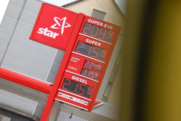 Seit dem 01.05.2026 gilt der Tankrabatt. Die Bundesregierung hat die Energiesteuer auf Benzin und Diesel bis Ende Juni gesenkt. Die Ersparnis soll bei rund 17 Cent pro Liter liegen. STAR Tankstelle in Siegen am Mittag nach 12:00 Uhr. Die aktuellen Spritpreise liegen ueber (über) 2 Euro. Tankstelle, Spritpreise am 17.05.2026 in Siegen Deutschland.