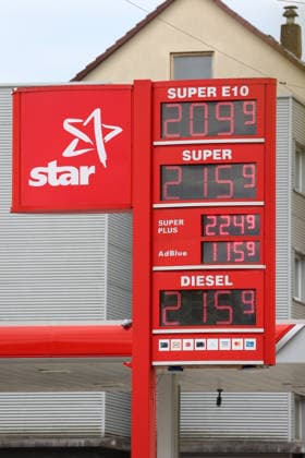 Seit dem 01.05.2026 gilt der Tankrabatt. Die Bundesregierung hat die Energiesteuer auf Benzin und Diesel bis Ende Juni gesenkt. Die Ersparnis soll bei rund 17 Cent pro Liter liegen. STAR Tankstelle in Siegen am Mittag nach 12:00 Uhr. Die aktuellen Spritpreise liegen ueber (über) 2 Euro. Tankstelle, Spritpreise am 17.05.2026 in Siegen Deutschland.