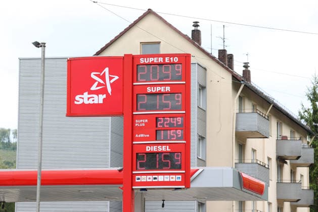 Seit dem 01.05.2026 gilt der Tankrabatt. Die Bundesregierung hat die Energiesteuer auf Benzin und Diesel bis Ende Juni gesenkt. Die Ersparnis soll bei rund 17 Cent pro Liter liegen. STAR Tankstelle in Siegen am Mittag nach 12:00 Uhr. Die aktuellen Spritpreise liegen ueber (über) 2 Euro. Tankstelle, Spritpreise am 17.05.2026 in Siegen Deutschland.