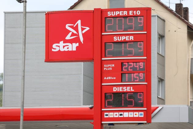 Seit dem 01.05.2026 gilt der Tankrabatt. Die Bundesregierung hat die Energiesteuer auf Benzin und Diesel bis Ende Juni gesenkt. Die Ersparnis soll bei rund 17 Cent pro Liter liegen. STAR Tankstelle in Siegen am Mittag nach 12:00 Uhr. Die aktuellen Spritpreise liegen ueber (über) 2 Euro. Tankstelle, Spritpreise am 17.05.2026 in Siegen Deutschland.