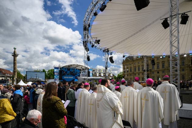 Mit einem Schlussgottesdienst ging am Sonntag (17.05.2026) auf dem Residenzplatz der 104. Deutsche Katholikentag in Wuerzburg zu Ende. Zehntausende Teilnehmerinnen und Teilnehmer haben das Christentreffen seit Mittwochabend besucht. Neben innerkirchlichen Themen wie dem Missbrauchsskandal wurde das Laientreffen von Debatten zu weltweiten Kriegen, zum Klimawandel und zur Rolle der Kirche gepraegt. (Siehe epd-Meldung vom 17.05.2026) EDITORIAL USE ONLY
