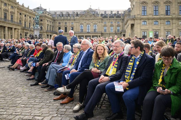 Mit einem Schlussgottesdienst ging am Sonntag (17.05.2026) auf dem Residenzplatz der 104. Deutsche Katholikentag in Wuerzburg zu Ende. Zehntausende Teilnehmerinnen und Teilnehmer haben das Christentreffen seit Mittwochabend besucht. Neben innerkirchlichen Themen wie dem Missbrauchsskandal wurde das Laientreffen von Debatten zu weltweiten Kriegen, zum Klimawandel und zur Rolle der Kirche gepraegt. (Siehe epd-Meldung vom 17.05.2026) EDITORIAL USE ONLY