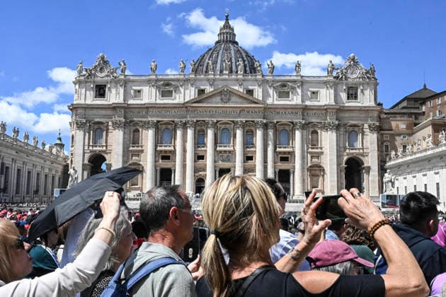 May 17, 2026, Vatican City, Vatican City: Faithful attend the Regina Coeli prayer led by Pope Leo XIV from the window of his office overlooking Saint Peter s Square, Vatican City, 17 May 2026. ANSA RICCARDO ANTIMIANI Vatican City Vatican City  - ZUMAa110 20260517_zaf_a110_005 Copyright: xRiccardoxAntimianix