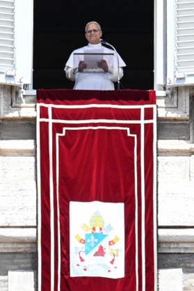May 17, 2026, Vatican City, Vatican City: Pope Leo XIV leads his Regina Coeli prayer from the window of his office overlooking Saint Peter s Square, Vatican City, 17 May 2026. ANSA RICCARDO ANTIMIANI Vatican City Vatican City  - ZUMAa110 20260517_zaf_a110_006 Copyright: xRiccardoxAntimianix