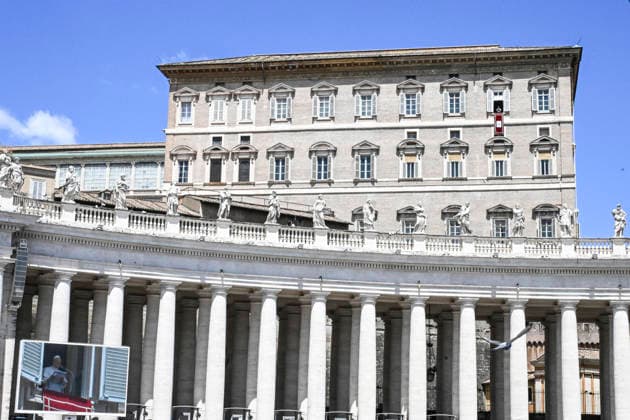 May 17, 2026, Vatican City, Vatican City: Pope Leo XIV leads his Regina Coeli prayer from the window of his office overlooking Saint Peter s Square, Vatican City, 17 May 2026. ANSA RICCARDO ANTIMIANI Vatican City Vatican City  - ZUMAa110 20260517_zaf_a110_007 Copyright: xRiccardoxAntimianix