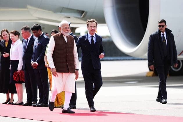 Sweden s Prime Minister Ulf Kristersson welcomes Indian Prime Minister Narendra Modi at Landvetter airport The leaders will have bilateral meetings and participate in discussions with European business leaders on innovation and trade, in Gothenburg, Sweden, Sunday 17 May 2026 GOTHENBURG SWEDEN x9200x  Copyright: xAdamxIhse TTx MODI IN GOTHENBURG w7MYH9LlOZI