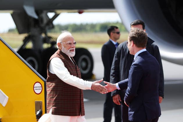 Sweden s Prime Minister Ulf Kristersson welcomes Indian Prime Minister Narendra Modi at Landvetter airport The leaders will have bilateral meetings and participate in discussions with European business leaders on innovation and trade, in Gothenburg, Sweden, Sunday 17 May 2026 GOTHENBURG SWEDEN x9200x  Copyright: xAdamxIhse TTx MODI IN GOTHENBURG 24FgaLTfPi8