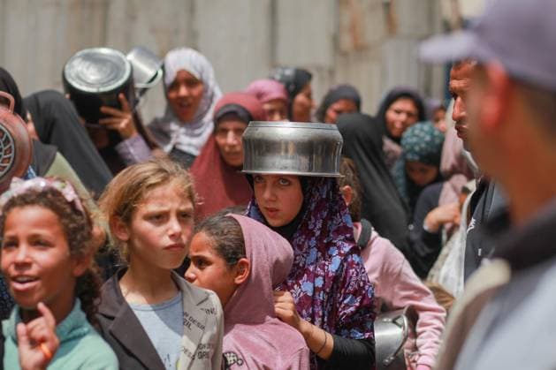 RECORD DATE NOT STATED Hot Meals Distributed to Displaced Palestinians in Gaza (INT) Hot Meals Distributed to Displaced Palestinians in Gaza. May 17, 2026 Gaza, Palestine: Displaced Palestinian families, including many children, wait in long queues carrying containers to receive cooked meals distributed by a charity organization in Gaza City. Local and international charities continue providing food assistance to families living in makeshift shelters amid severe humanitarian conditions and ongoing shortages across the Gaza Strip. Credit: Hashem Zimmo Thenews2(Foto: Hashem Zimmo Thenews2 imago images) Hot Meals Distributed to Displaced Palestinians in Gaza  Copyright: xHashemxZimmox