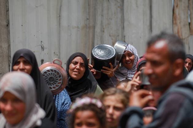 RECORD DATE NOT STATED Hot Meals Distributed to Displaced Palestinians in Gaza (INT) Hot Meals Distributed to Displaced Palestinians in Gaza. May 17, 2026 Gaza, Palestine: Displaced Palestinian families, including many children, wait in long queues carrying containers to receive cooked meals distributed by a charity organization in Gaza City. Local and international charities continue providing food assistance to families living in makeshift shelters amid severe humanitarian conditions and ongoing shortages across the Gaza Strip. Credit: Hashem Zimmo Thenews2(Foto: Hashem Zimmo Thenews2 imago images) Hot Meals Distributed to Displaced Palestinians in Gaza  Copyright: xHashemxZimmox