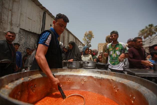 RECORD DATE NOT STATED Hot Meals Distributed to Displaced Palestinians in Gaza (INT) Hot Meals Distributed to Displaced Palestinians in Gaza. May 17, 2026 Gaza, Palestine: Displaced Palestinian families, including many children, wait in long queues carrying containers to receive cooked meals distributed by a charity organization in Gaza City. Local and international charities continue providing food assistance to families living in makeshift shelters amid severe humanitarian conditions and ongoing shortages across the Gaza Strip. Credit: Hashem Zimmo Thenews2(Foto: Hashem Zimmo Thenews2 imago images) Hot Meals Distributed to Displaced Palestinians in Gaza  Copyright: xHashemxZimmox