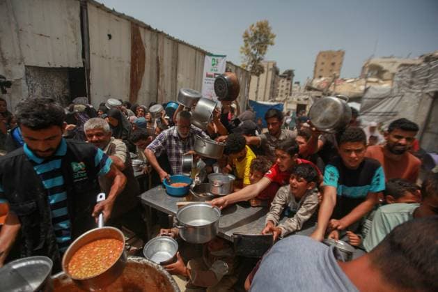 RECORD DATE NOT STATED Hot Meals Distributed to Displaced Palestinians in Gaza (INT) Hot Meals Distributed to Displaced Palestinians in Gaza. May 17, 2026 Gaza, Palestine: Displaced Palestinian families, including many children, wait in long queues carrying containers to receive cooked meals distributed by a charity organization in Gaza City. Local and international charities continue providing food assistance to families living in makeshift shelters amid severe humanitarian conditions and ongoing shortages across the Gaza Strip. Credit: Hashem Zimmo Thenews2(Foto: Hashem Zimmo Thenews2 imago images) Hot Meals Distributed to Displaced Palestinians in Gaza  Copyright: xHashemxZimmox
