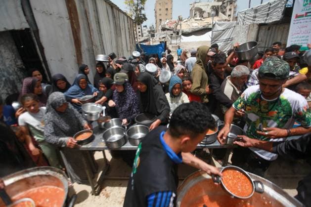 RECORD DATE NOT STATED Hot Meals Distributed to Displaced Palestinians in Gaza (INT) Hot Meals Distributed to Displaced Palestinians in Gaza. May 17, 2026 Gaza, Palestine: Displaced Palestinian families, including many children, wait in long queues carrying containers to receive cooked meals distributed by a charity organization in Gaza City. Local and international charities continue providing food assistance to families living in makeshift shelters amid severe humanitarian conditions and ongoing shortages across the Gaza Strip. Credit: Hashem Zimmo Thenews2(Foto: Hashem Zimmo Thenews2 imago images) Hot Meals Distributed to Displaced Palestinians in Gaza  Copyright: xHashemxZimmox