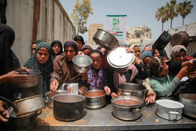 RECORD DATE NOT STATED Hot Meals Distributed to Displaced Palestinians in Gaza (INT) Hot Meals Distributed to Displaced Palestinians in Gaza. May 17, 2026 Gaza, Palestine: Displaced Palestinian families, including many children, wait in long queues carrying containers to receive cooked meals distributed by a charity organization in Gaza City. Local and international charities continue providing food assistance to families living in makeshift shelters amid severe humanitarian conditions and ongoing shortages across the Gaza Strip. Credit: Hashem Zimmo Thenews2(Foto: Hashem Zimmo Thenews2 imago images) Hot Meals Distributed to Displaced Palestinians in Gaza  Copyright: xHashemxZimmox