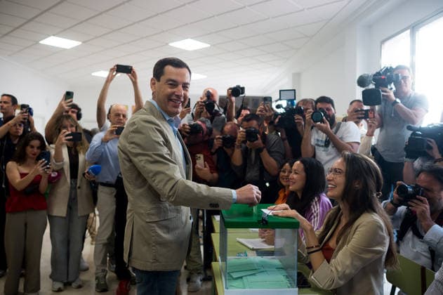 May 17, 2026, Malaga, Spain: Andalusian Popular Party leader and candidate for reelection to lead the Andalusian government, Juan Manuel Moreno Bonilla (C), is seen casting his vote during Andalusian regional elections. Thousands of Andalusians are called to vote for a new candidate to lead the Andalusian government as polls suggesting the People s Party (Spain) could secure an absolute majority. Malaga Spain - ZUMAs197 20260517_aaa_s197_034 Copyright: xJesusxMeridax