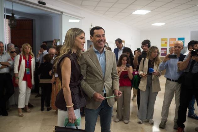 May 17, 2026, Malaga, Spain: Andalusian Popular Party leader and candidate for reelection to lead the Andalusian government, Juan Manuel Moreno Bonilla (C) accompanied by his wife Manuela Villena (L), are seen waiting before casting their vote during Andalusian regional elections. Thousands of Andalusians are called to vote for a new candidate to lead the Andalusian government as polls suggesting the People s Party (Spain) could secure an absolute majority. Malaga Spain - ZUMAs197 20260517_aaa_s197_025 Copyright: xJesusxMeridax