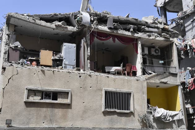 Israeli forces targets Tyre violating the ceasefire TYRE, LEBANON - MAY 17: A view of a damaged building as the Israeli army carried out an attack violating the ceasefire on the city of Tyre in southern Lebanon, on May 17, 2026. Houssam Shbaro Anadolu Tyre Lebanon. Editorial use only. Please get in touch for any other usage.  Copyright: x2026xAnadoluxHoussamxShbarox