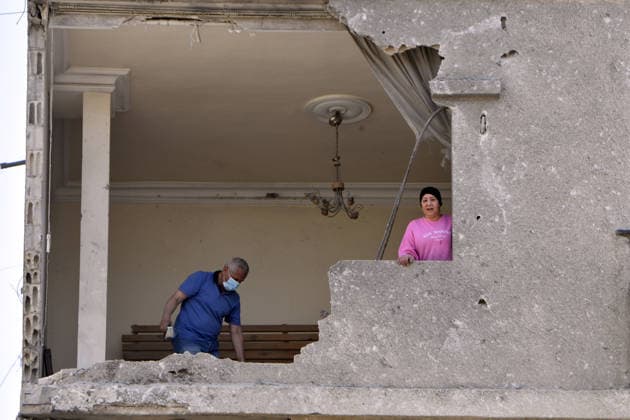Israeli forces targets Tyre violating the ceasefire TYRE, LEBANON - MAY 17: People are seen in a damaged building as the Israeli army carried out an attack violating the ceasefire on the city of Tyre in southern Lebanon, on May 17, 2026. Houssam Shbaro Anadolu Tyre Lebanon. Editorial use only. Please get in touch for any other usage.  Copyright: x2026xAnadoluxHoussamxShbarox