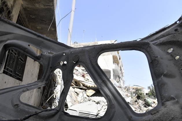 Israeli forces targets Tyre violating the ceasefire TYRE, LEBANON - MAY 17: A view of the damaged buildings and a car as the Israeli army carried out an attack on the city of Tyre in southern Lebanon, on May 17, 2026. Houssam Shbaro Anadolu Tyre Lebanon. Editorial use only. Please get in touch for any other usage.  Copyright: x2026xAnadoluxHoussamxShbarox