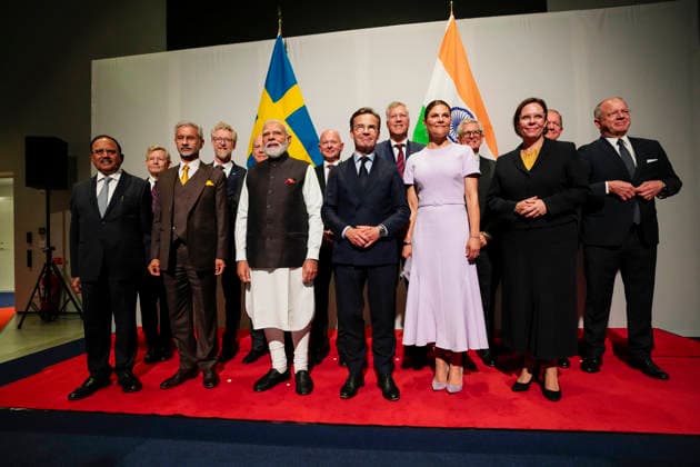Indian Prime Minister Narendra Modi, Sweden s Prime Minister Ulf Kristerson, Crown Princess Victoria and Sweden s Foreign Minister Maria Malmser Stenergard in a group photo together with, among others, Jacob Wallenberg, Börje Ekholm and Martin Lundstet at World of Vo  Copyright: xBjörnxLarssonxRosvall TTx INDIAN PRIME MINISTER IN GOTHENBURG GdG-luhpZf4