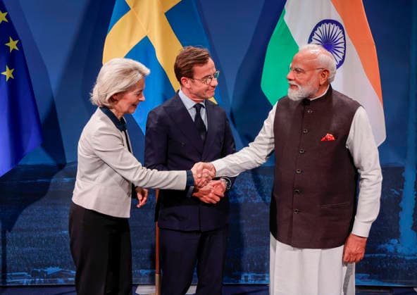 GÖTEBORG, SWEDEN 20260517 European Commission President Ursula von der Leyen, Swedish Prime Minister Ulf Kristersson M , and Indian Prime Minister Narendra Modi, after a press briefing in Gothenburg, Sweden, Sunday, May 17, 2026 Indian Prime Minister here for bilateral meetings with government and business leaders GÖTEBORG SWEDEN x9200x  Copyright: xAdamxIhse TTx MODI I GÖTEBORG IMicpQFvqfw