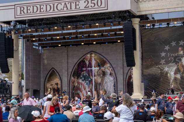 May 17, 2026, Washington, Dc, United States: Rededicate 250: A National Jubilee of Prayer, Praise & Thanksgiving is taking place on the National Mall on May 17, 2026. Washington United States - ZUMAl312 20260517_znp_l312_010 Copyright: xAndrewxLeydenx