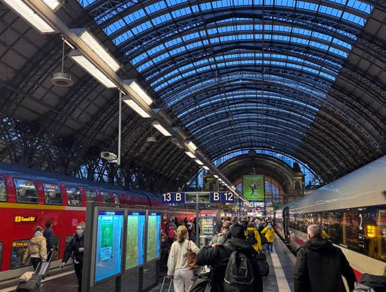 Reisende auf dem Bahnsteig am Hauptbahnhof Frankfurt am Main, Deutschland. Frankfurt am Main Deutschland Copyright: xThomasxKoehlerx
