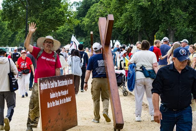 May 17, 2026, Washington, District Of Columbia, USA: A man drags a wheeled Christian cross past attendees queueing to enter the Ã¢â‚¬oeRededicate 250Ã¢â‚¬Â event on the National Mall. Washington USA - ZUMAh196 20260517_znp_h196_005 Copyright: xTomxHudsonx