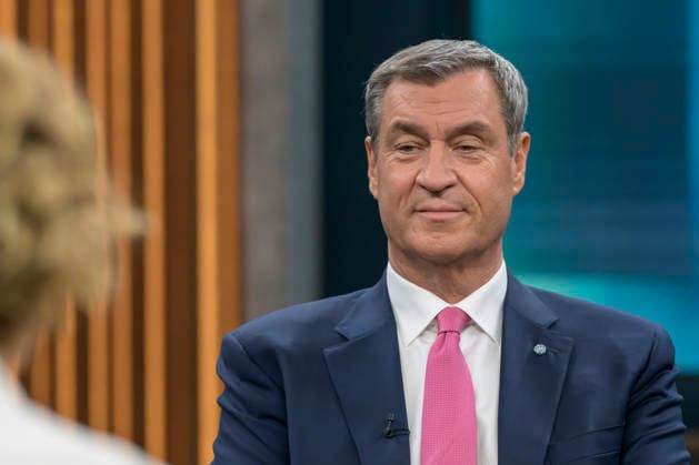 im Bild v.l.: Caren Miosga, Markus Söder, Ministerpräsident Bayern, CSU, GER, Berlin, Studio, zu Gast bei - Caren Miosga, Polittalk, TV, Format, Aufzeichnung, aufgezeichnet, Das Erste, aus Adlershof - am Studio 20, Thema: Kriegt die Regierung die Kurve, Herr Söder? 17.05.2026, Copyright: HMBxMedia UwexKoch