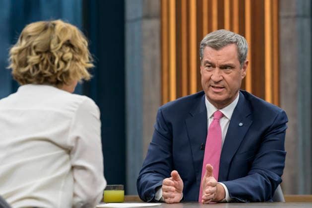 im Bild v.l.: Caren Miosga, Markus Söder, Ministerpräsident Bayern, CSU, GER, Berlin, Studio, zu Gast bei - Caren Miosga, Polittalk, TV, Format, Aufzeichnung, aufgezeichnet, Das Erste, aus Adlershof - am Studio 20, Thema: Kriegt die Regierung die Kurve, Herr Söder? 17.05.2026, Copyright: HMBxMedia UwexKoch