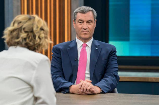 im Bild v.l.: Caren Miosga, Markus Söder, Ministerpräsident Bayern, CSU, GER, Berlin, Studio, zu Gast bei - Caren Miosga, Polittalk, TV, Format, Aufzeichnung, aufgezeichnet, Das Erste, aus Adlershof - am Studio 20, Thema: Kriegt die Regierung die Kurve, Herr Söder? 17.05.2026, Copyright: HMBxMedia UwexKoch
