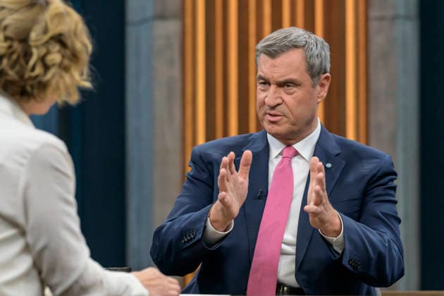 im Bild v.l.: Caren Miosga, Markus Söder, Ministerpräsident Bayern, CSU, GER, Berlin, Studio, zu Gast bei - Caren Miosga, Polittalk, TV, Format, Aufzeichnung, aufgezeichnet, Das Erste, aus Adlershof - am Studio 20, Thema: Kriegt die Regierung die Kurve, Herr Söder? 17.05.2026, Copyright: HMBxMedia UwexKoch