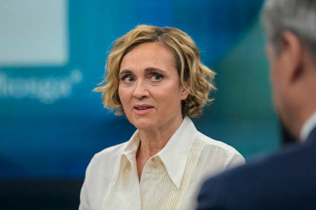 im Bild v.l.: Caren Miosga, GER, Berlin, Studio, zu Gast bei - Caren Miosga, Polittalk, TV, Format, Aufzeichnung, aufgezeichnet, Das Erste, aus Adlershof - am Studio 20, Thema: Kriegt die Regierung die Kurve, Herr Söder? 17.05.2026, Copyright: HMBxMedia UwexKoch