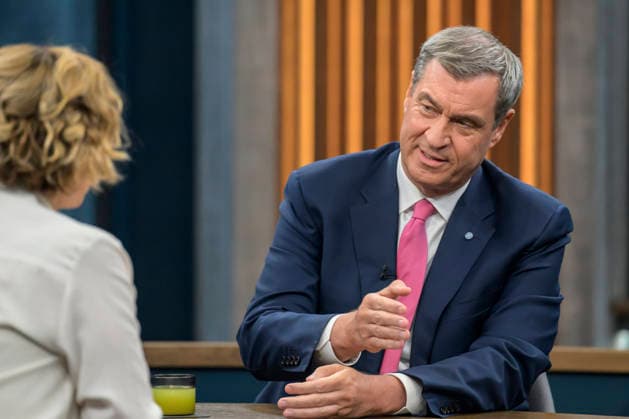 im Bild v.l.: Caren Miosga, Markus Söder, Ministerpräsident Bayern, CSU, GER, Berlin, Studio, zu Gast bei - Caren Miosga, Polittalk, TV, Format, Aufzeichnung, aufgezeichnet, Das Erste, aus Adlershof - am Studio 20, Thema: Kriegt die Regierung die Kurve, Herr Söder? 17.05.2026, Copyright: HMBxMedia UwexKoch