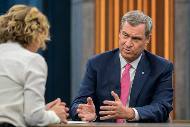 im Bild v.l.: Caren Miosga, Markus Söder, Ministerpräsident Bayern, CSU, GER, Berlin, Studio, zu Gast bei - Caren Miosga, Polittalk, TV, Format, Aufzeichnung, aufgezeichnet, Das Erste, aus Adlershof - am Studio 20, Thema: Kriegt die Regierung die Kurve, Herr Söder? 17.05.2026, Copyright: HMBxMedia UwexKoch