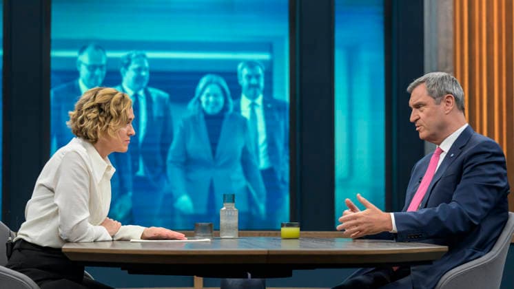 im Bild v.l.: Caren Miosga, Markus Söder, Ministerpräsident Bayern, CSU, GER, Berlin, Studio, zu Gast bei - Caren Miosga, Polittalk, TV, Format, Aufzeichnung, aufgezeichnet, Das Erste, aus Adlershof - am Studio 20, Thema: Kriegt die Regierung die Kurve, Herr Söder? 17.05.2026, Copyright: HMBxMedia UwexKoch