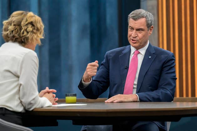 im Bild v.l.: Caren Miosga, Markus Söder, Ministerpräsident Bayern, CSU, GER, Berlin, Studio, zu Gast bei - Caren Miosga, Polittalk, TV, Format, Aufzeichnung, aufgezeichnet, Das Erste, aus Adlershof - am Studio 20, Thema: Kriegt die Regierung die Kurve, Herr Söder? 17.05.2026, Copyright: HMBxMedia UwexKoch