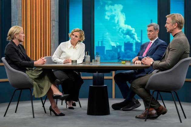im Bild v.l.: Melanie Baum, Unternehmerin, Geschäftsführerin Baum Zerspanungstechnik, Caren Miosga, Markus Söder, Ministerpräsident Bayern, CSU, Gordon Repinski, Chefredakteur POLITICO Deutschland, GER, Berlin, Studio, zu Gast bei - Caren Miosga, Polittalk, TV, Format, Aufzeichnung, aufgezeichnet, Das Erste, aus Adlershof - am Studio 20, Thema: Kriegt die Regierung die Kurve, Herr Söder? 17.05.2026, Copyright: HMBxMedia UwexKoch