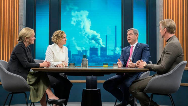 im Bild v.l.: Melanie Baum, Unternehmerin, Geschäftsführerin Baum Zerspanungstechnik, Caren Miosga, Markus Söder, Ministerpräsident Bayern, CSU, Gordon Repinski, Chefredakteur POLITICO Deutschland, GER, Berlin, Studio, zu Gast bei - Caren Miosga, Polittalk, TV, Format, Aufzeichnung, aufgezeichnet, Das Erste, aus Adlershof - am Studio 20, Thema: Kriegt die Regierung die Kurve, Herr Söder? 17.05.2026, Copyright: HMBxMedia UwexKoch