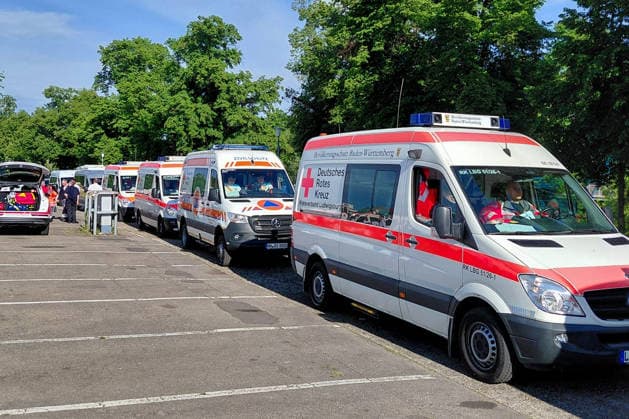 Großeinsatz in Pforzheim: 1,8-Tonnen-Weltkriegsbombe erfolgreich entschärft Am Sonntag, dem 17.05.2026, lief in Pforzheim eine der größten Bombenentschärfungen der vergangenen Jahre in Baden-Württemberg. In der Oststadt war bei Bauarbeiten eine britische Weltkriegsbombe vom Typ HC-4000 mit rund 1,8 Tonnen Gewicht entdeckt worden. Aufgrund der Gefahrenlage mussten etwa 27.000 bis 30.000 Menschen ihre Wohnungen verlassen. Seit den frühen Morgenstunden waren rund 1.500 Einsatzkräfte von Feuerwehr, Polizei, Rettungsdienst und Hilfsorganisationen im Großeinsatz. Auch der ASB Region Pforzheim-Enz unterstützte die Maßnahmen mit zahlreichen Fahrzeugen und rund 70 Einsatzkräften. Der Bahnverkehr rund um Pforzheim war zeitweise massiv ein