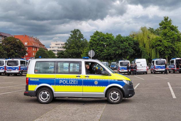 Großeinsatz in Pforzheim: 1,8-Tonnen-Weltkriegsbombe erfolgreich entschärft Am Sonntag, dem 17.05.2026, lief in Pforzheim eine der größten Bombenentschärfungen der vergangenen Jahre in Baden-Württemberg. In der Oststadt war bei Bauarbeiten eine britische Weltkriegsbombe vom Typ HC-4000 mit rund 1,8 Tonnen Gewicht entdeckt worden. Aufgrund der Gefahrenlage mussten etwa 27.000 bis 30.000 Menschen ihre Wohnungen verlassen. Seit den frühen Morgenstunden waren rund 1.500 Einsatzkräfte von Feuerwehr, Polizei, Rettungsdienst und Hilfsorganisationen im Großeinsatz. Auch der ASB Region Pforzheim-Enz unterstützte die Maßnahmen mit zahlreichen Fahrzeugen und rund 70 Einsatzkräften. Der Bahnverkehr rund um Pforzheim war zeitweise massiv ein